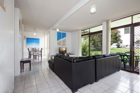 Villa Ellisa, Unit 1/10 Columbia Close - Accommodation Gladstone 1