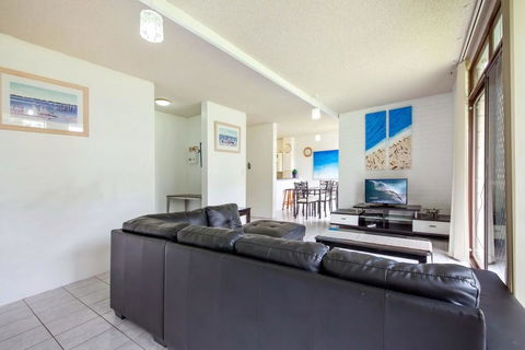 Villa Ellisa, Unit 1/10 Columbia Close - Accommodation Gladstone 0
