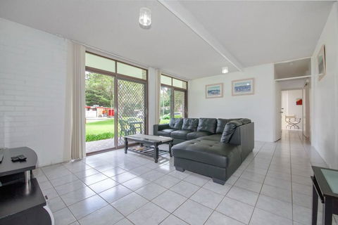 Villa Ellisa, Unit 1/10 Columbia Close - Accommodation Gladstone 2