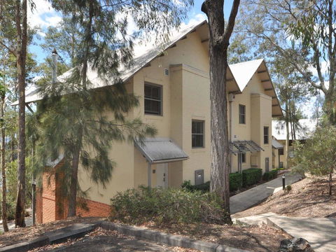 Villa Joie De Vie Located Within Cypress Lakes - Accommodation Gladstone 2