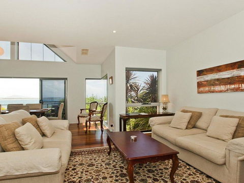 Villa Mer - Stylish Waterfront Accommodation - Accommodation Gladstone 1