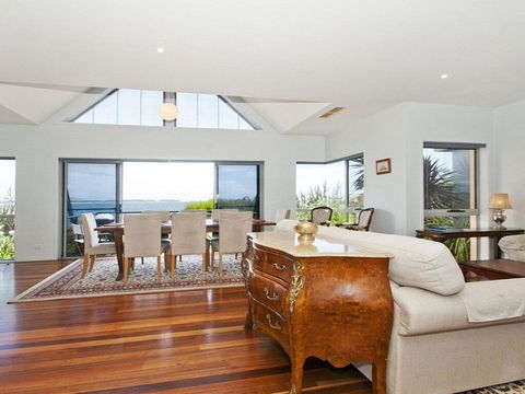 Villa Mer - Stylish Waterfront Accommodation - Accommodation Gladstone 3
