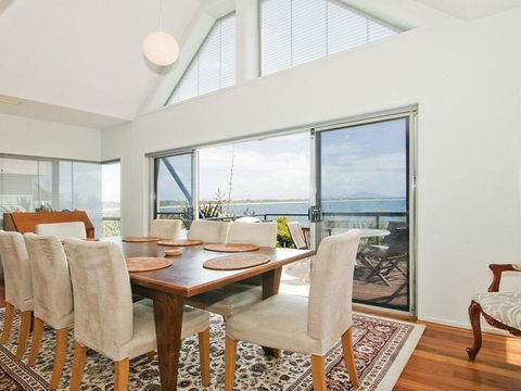 Villa Mer - Stylish Waterfront Accommodation - Accommodation Gladstone 2