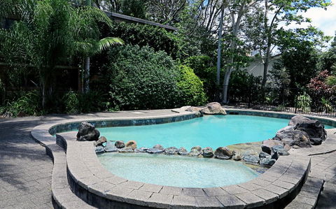 Villa Noosa Hotel - Accommodation Gladstone 2