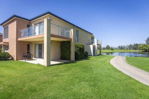 Villa On The Green - Accommodation Gladstone 0