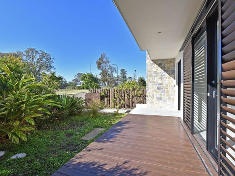 Villa Positano Waterside At Trinity Point - Accommodation Gladstone 2