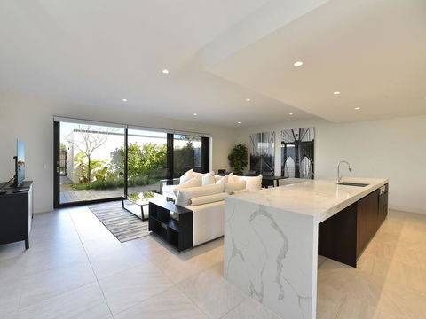 Villa Positano Waterside At Trinity Point - Accommodation Gladstone 3