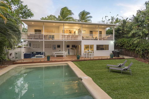 Villa Sorrento - Luxury Holiday Home - Accommodation Gladstone 1