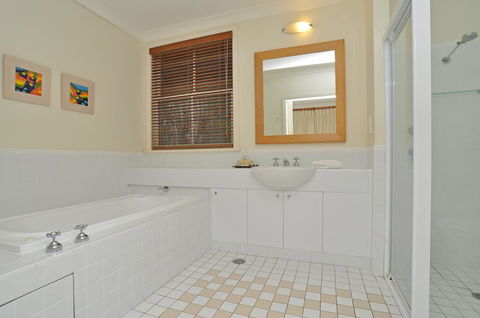 Villa Spa Executive 1br Burgundy Resort Condo Located Within Cypress Lakes Resort (nothing Is More Central) - Accommodation Gladstone 3