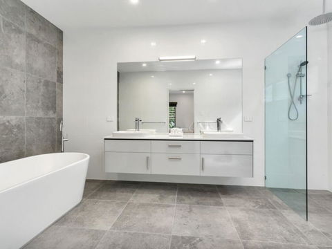 Villa Tiino - Clifton Beach - Accommodation Gladstone 2