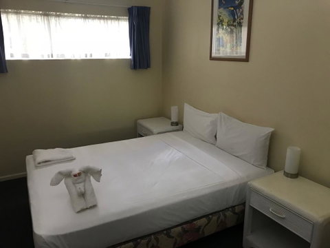 Villa Vaucluse Apartments - Accommodation Gladstone 2