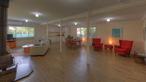 Village Stays Coldstream Gallery Bungalow - Accommodation Gladstone 1