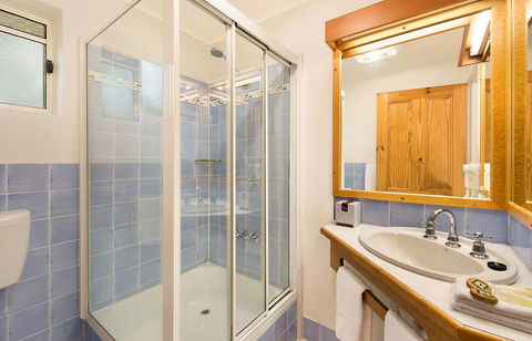 Vineyard Cottages - Accommodation Gladstone 2