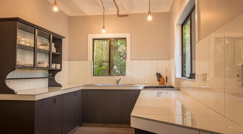 Vintage Inspired Three Bedroom Home- Heated Pool! - Accommodation Gladstone 3