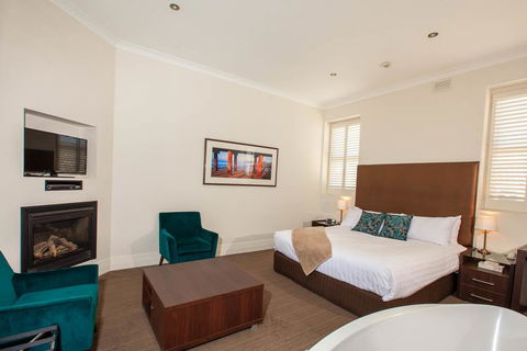 Vue Grand Hotel - Accommodation Gladstone 2