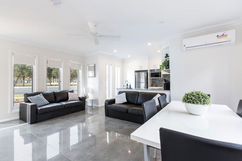 Wagga Apartments #1 - Accommodation Gladstone 0