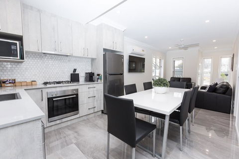 Wagga Apartments #2 - Accommodation Gladstone 0