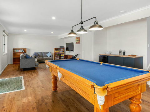 Waikiki Views - Accommodation Gladstone 1