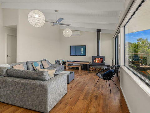 Waikiki Views - Accommodation Gladstone 2