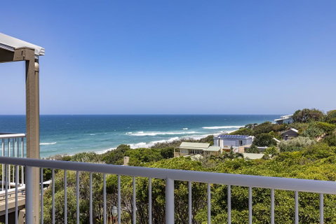 Wake Up To Ocean Views In Stylish Comfort - Accommodation Gladstone 0