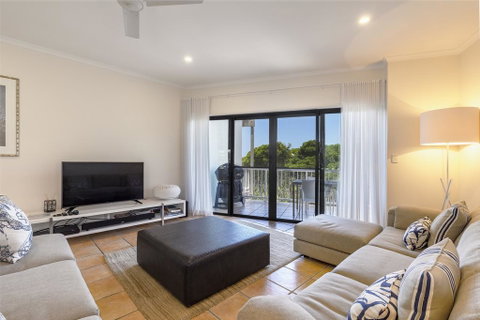 Wake Up To Ocean Views In Stylish Comfort - Accommodation Gladstone 2