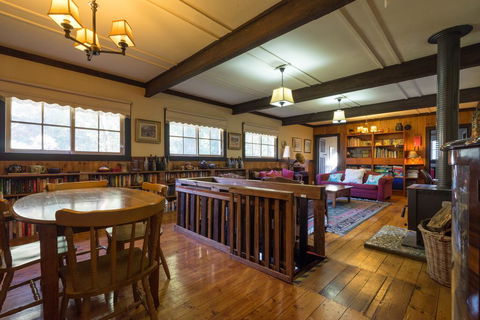 Walhalla Coach House - Accommodation Gladstone 3