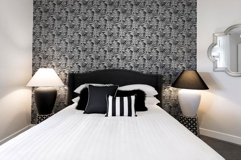 Walk Everywhere In The City From A Historic Home - Accommodation Gladstone 0