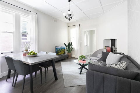 Walk Everywhere In The City From A Historic Home - Accommodation Gladstone 1