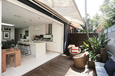 Walk To Beach From This Stylish Bronte Oasis W AC, Wifi And Free Parking - Accommodation Gladstone 0