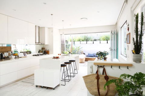 Walk To Beach From This Stylish Bronte Oasis W AC, Wifi And Free Parking - Accommodation Gladstone 1