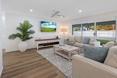 Walk To Hastings Street, Noosa Sound - Accommodation Gladstone 3