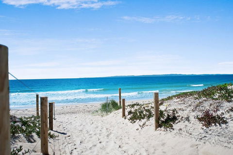 Walk To Surf Beach, Club And Shops - Sands Court Boyd St, Woorim - Accommodation Gladstone 2