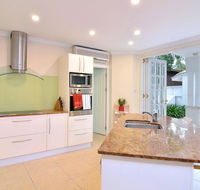 Walk to the Ocean in five minutes - Accommodation Gladstone