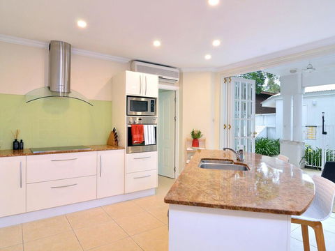 Walk To The Ocean In Five Minutes - Accommodation Gladstone 0