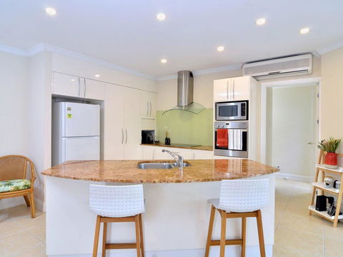 Walk To The Ocean In Five Minutes - Accommodation Gladstone 1