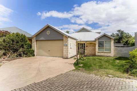 WALKIN ON SUNSHINE - STROLL TO BEACH BREAK - Accommodation Gladstone 0