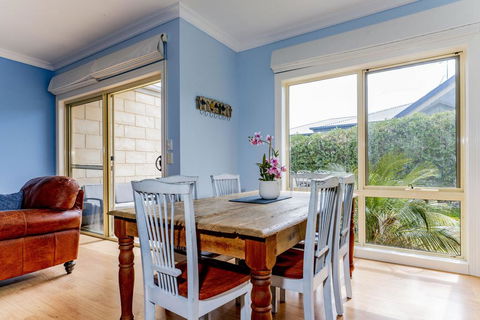 WALKIN ON SUNSHINE - STROLL TO BEACH BREAK - Accommodation Gladstone 1