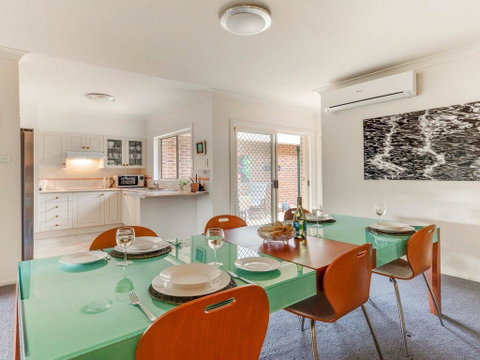 Walling-Clifton Gardens - Backing Onto Golf Course - Accommodation Gladstone 3