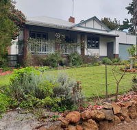 Walnut Cottage - 2 bedroom pet friendly country cottage - Accommodation Gladstone