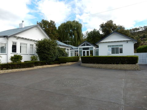 Walton House Bed & Breakfast - Accommodation Gladstone 0