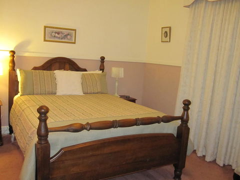 Walton House Bed & Breakfast - Accommodation Gladstone 2