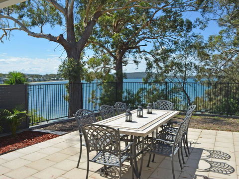 Wanda Magic' 19 Randall Drive - Beautiful Water Front House - Accommodation Gladstone 1
