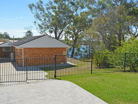 Wanda Magic' 19 Randall Drive - Beautiful Water Front House - Accommodation Gladstone 0