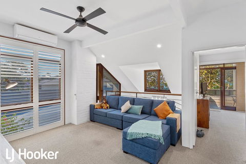 Wanda Waterview - Tranquil Treetop Surrounds - Accommodation Gladstone 2