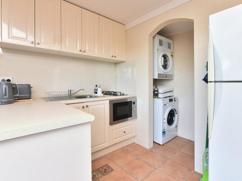 Wangi Waterfront Delight 1bdr Studio - Accommodation Gladstone 3