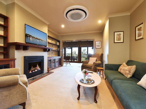 Wangi Waterfront Delight 4br Waterfront Reserve Home - Accommodation Gladstone 0