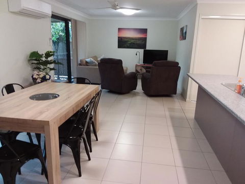 Waratah And Wattle Apartments - Accommodation Gladstone 0