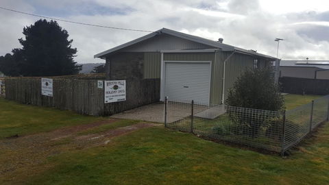 Waratah Falls Holiday Unit - Accommodation Gladstone 0