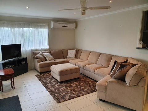 Ward Street Holiday House - Accommodation Gladstone 0