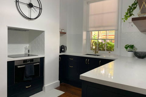 Warders Cottage: Iconic Cottage In The Heart Of Freo - Accommodation Gladstone 3